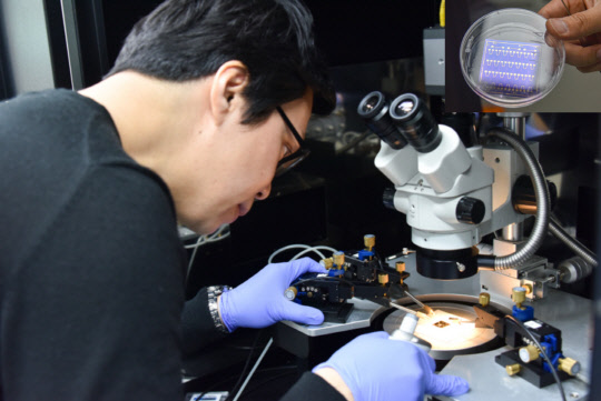 기초지원연 연구진이 코로나19 FET센서를 이용한 바이러스를 검출하는 실험을 진행하고 있다.  기초지원연 제공